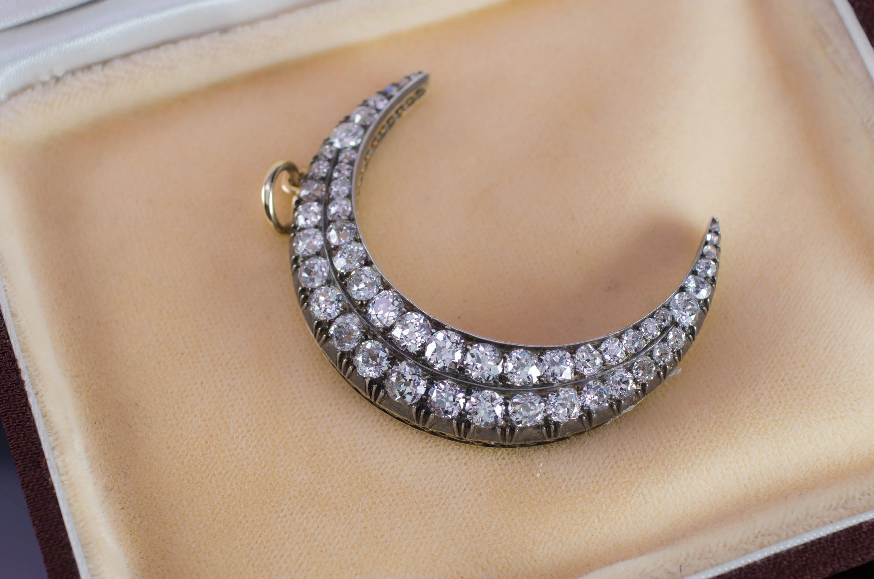 5.3CTW ANTIQUE DIAMOND CRESCENT BROOCH