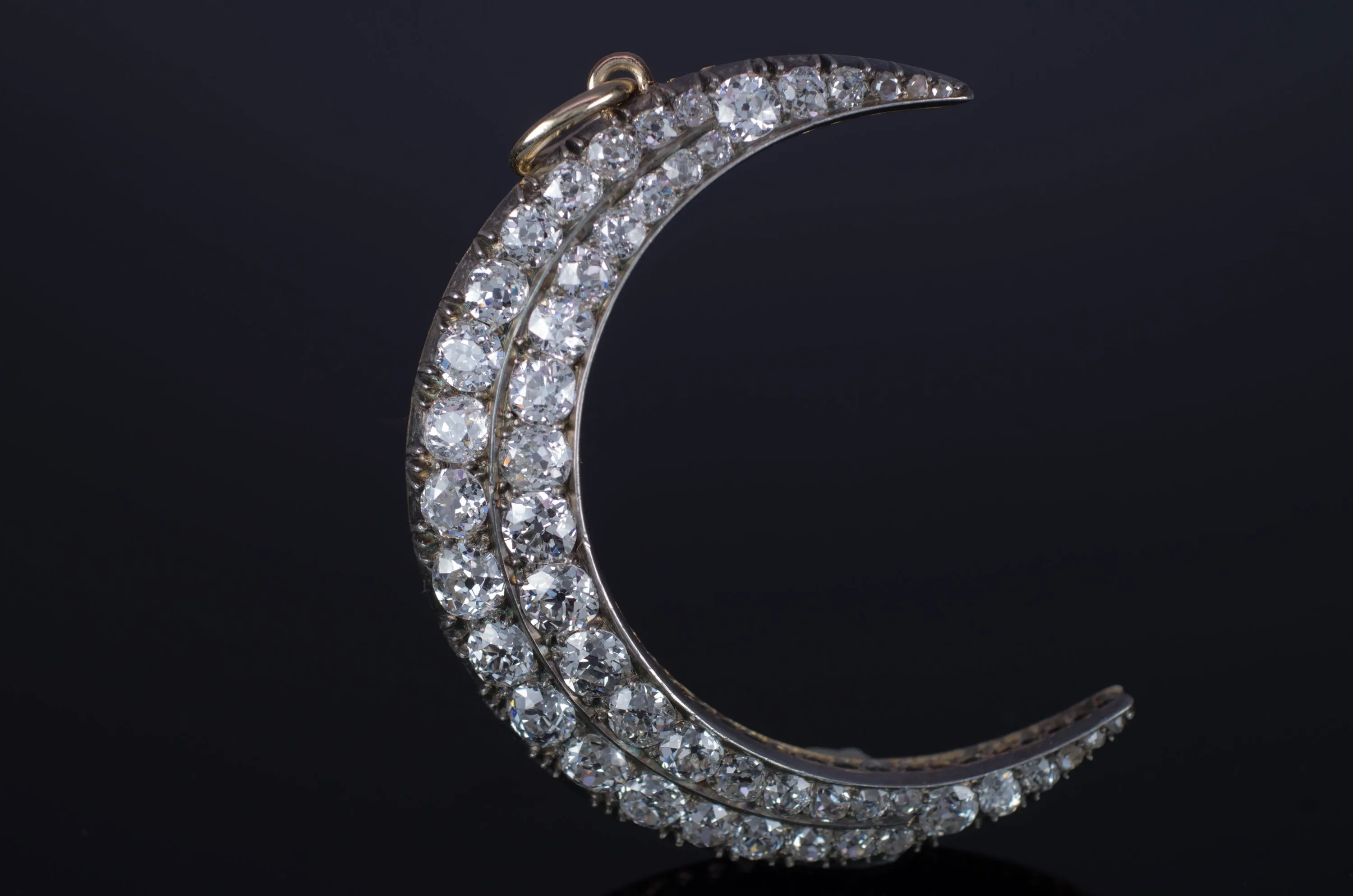 5.3CTW ANTIQUE DIAMOND CRESCENT BROOCH