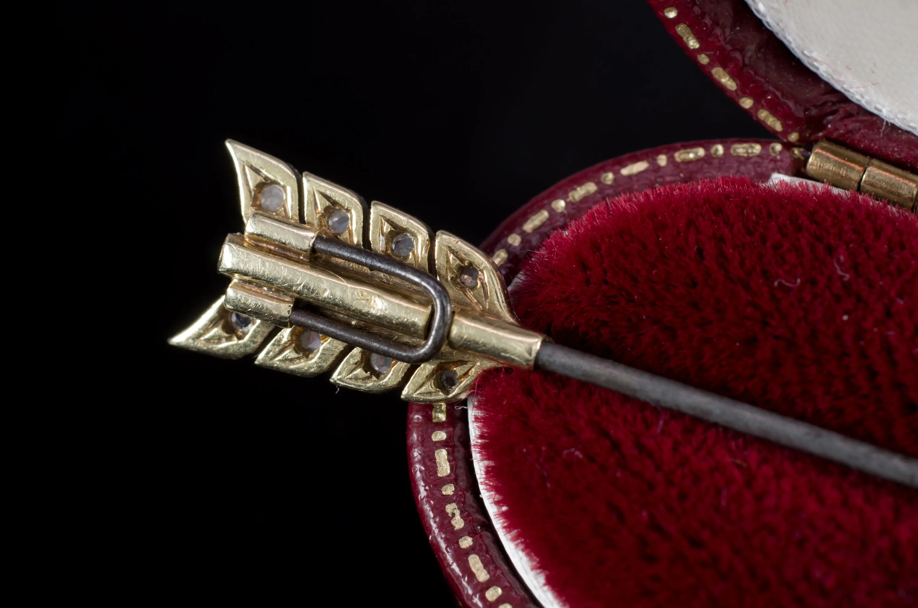 ANTIQUE ARROW JABOT PIN WITH ROSE CUT DIAMONDS