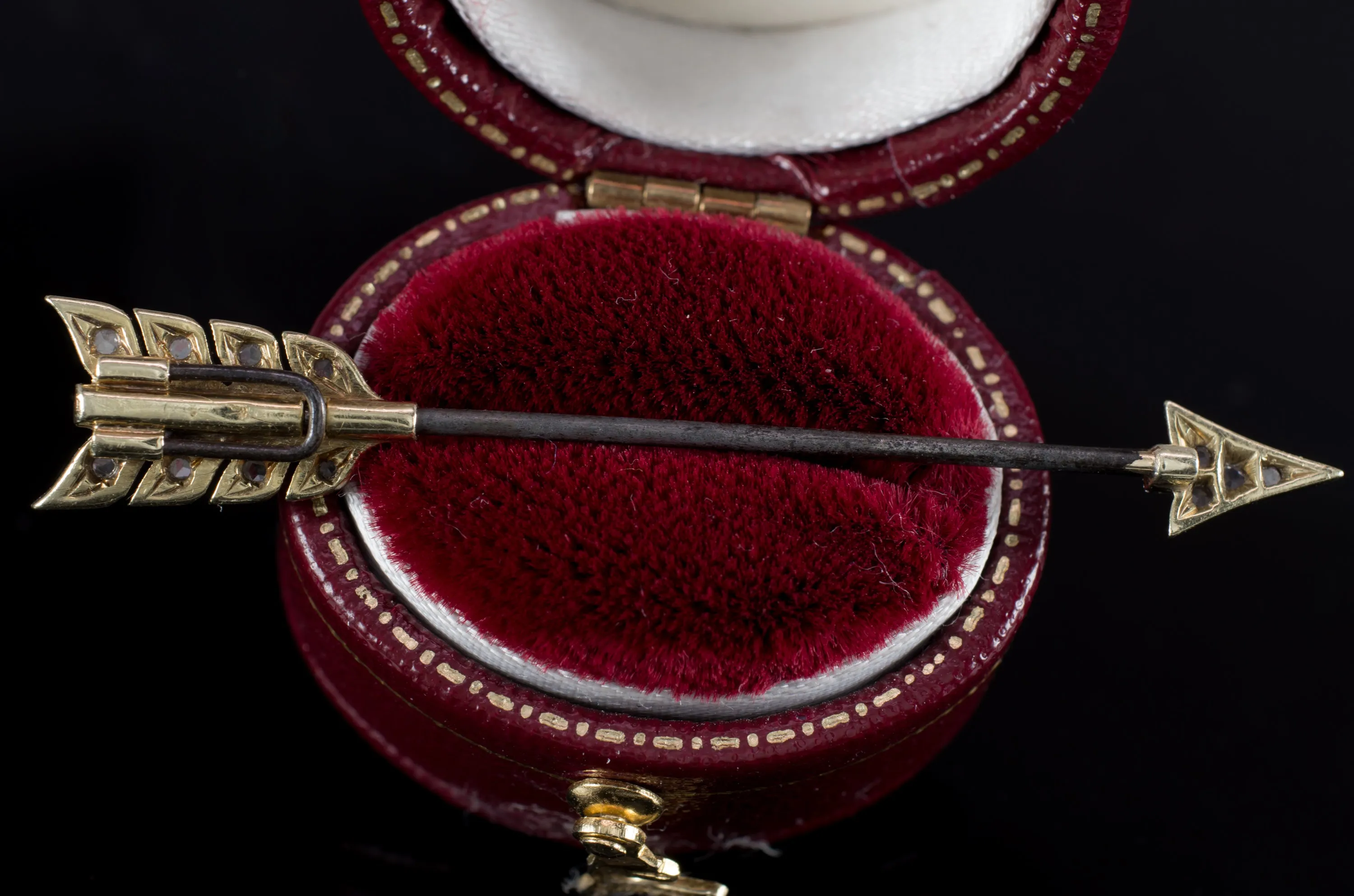 ANTIQUE ARROW JABOT PIN WITH ROSE CUT DIAMONDS