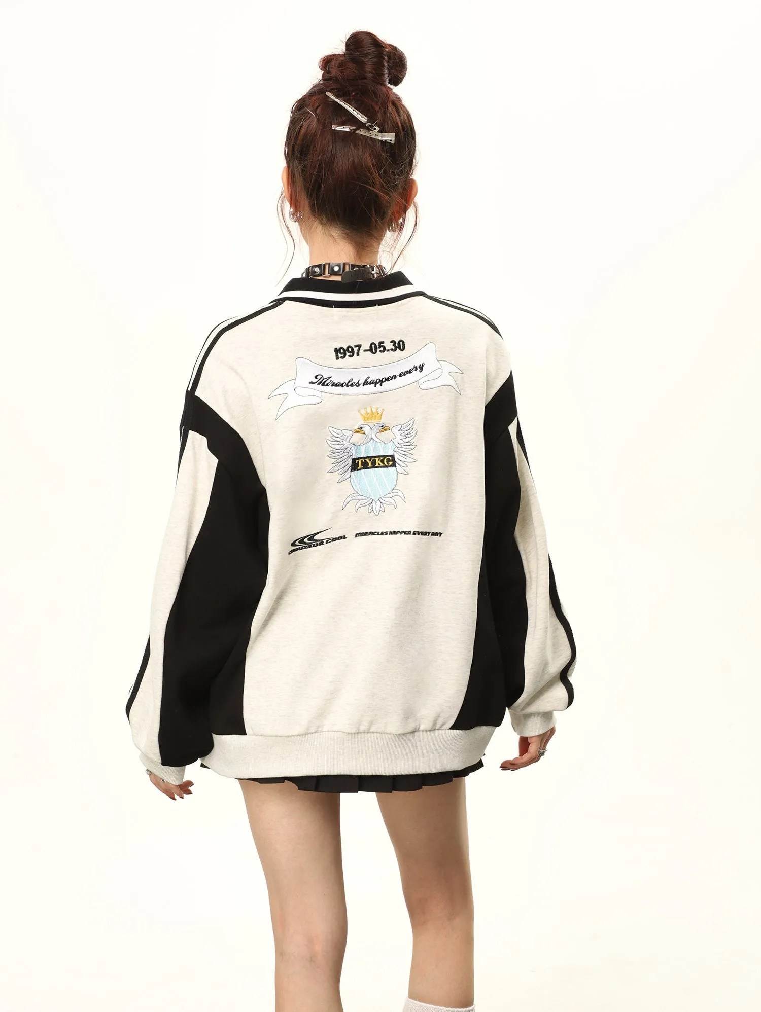 Contrast color embroidered sweatshirt