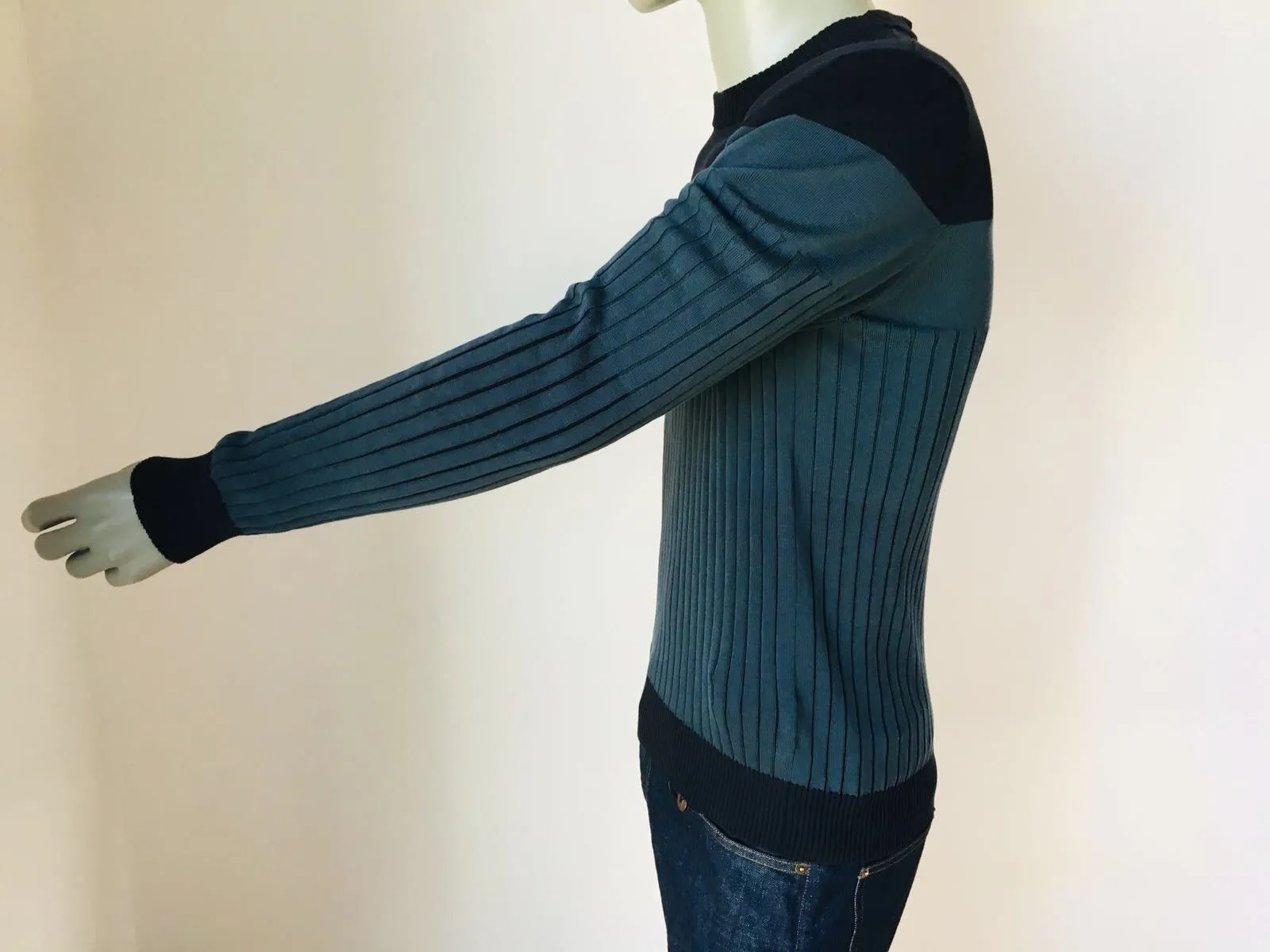 Graphic V Crewneck