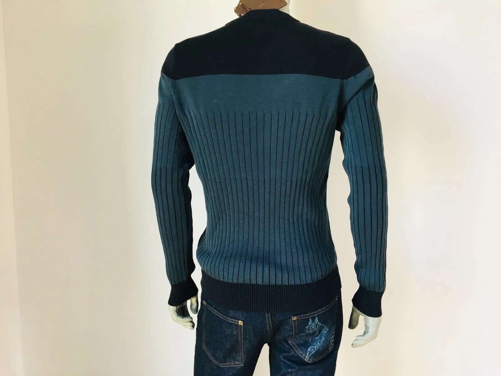 Graphic V Crewneck