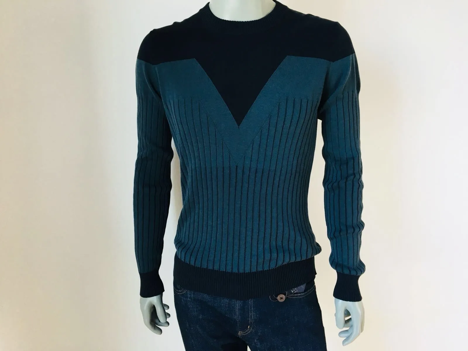 Graphic V Crewneck