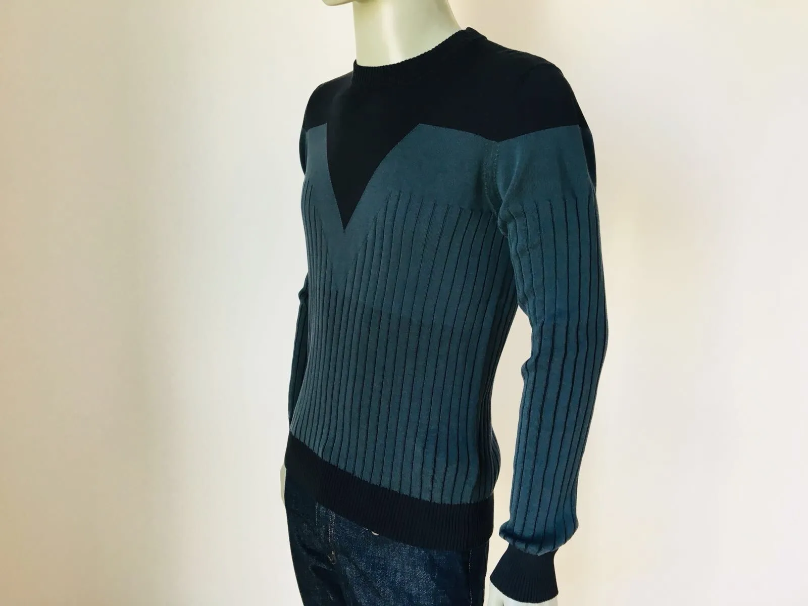 Graphic V Crewneck