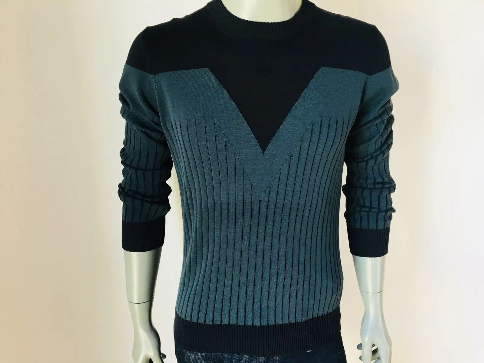 Graphic V Crewneck