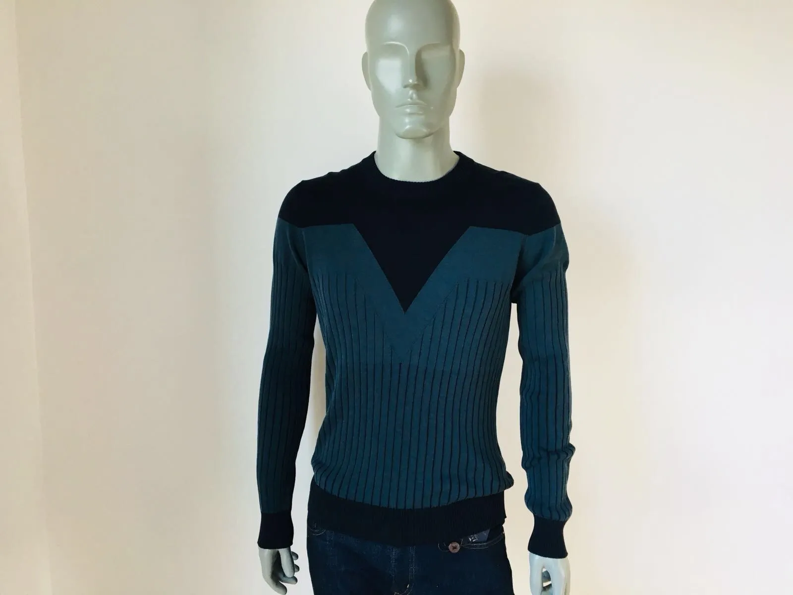 Graphic V Crewneck