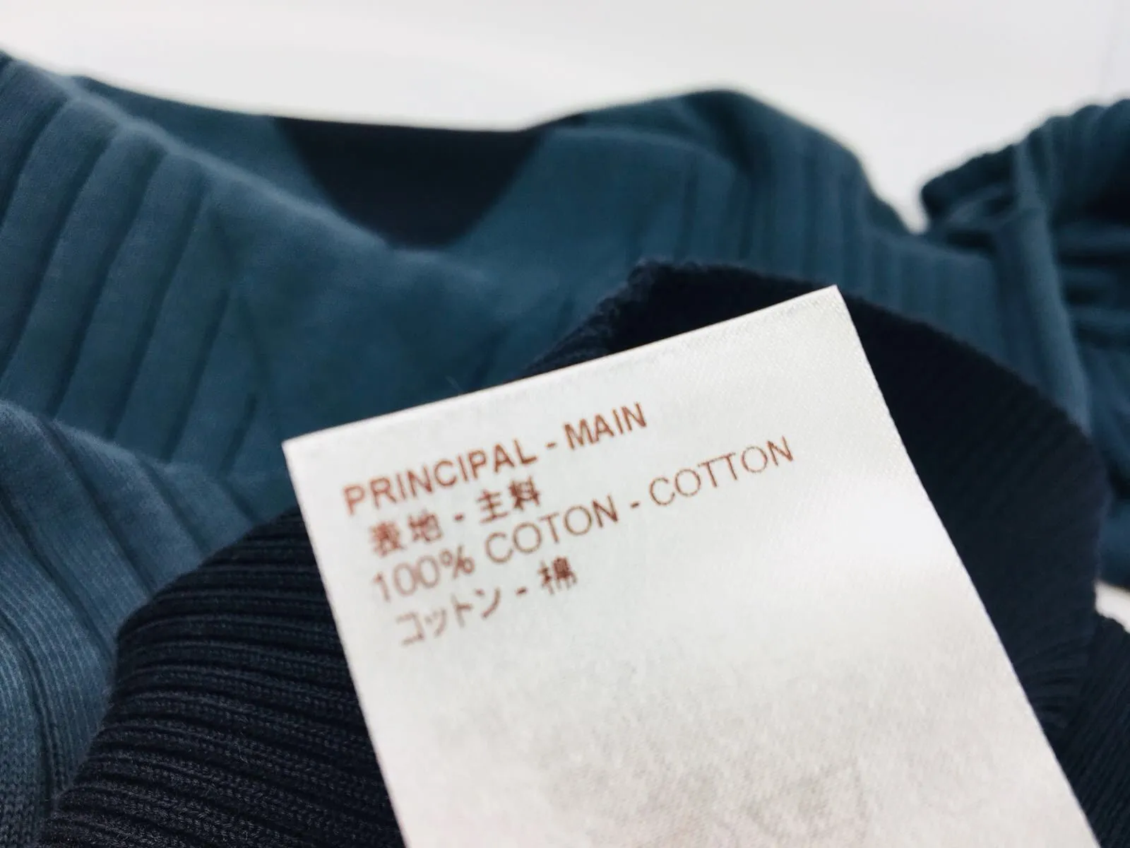 Graphic V Crewneck
