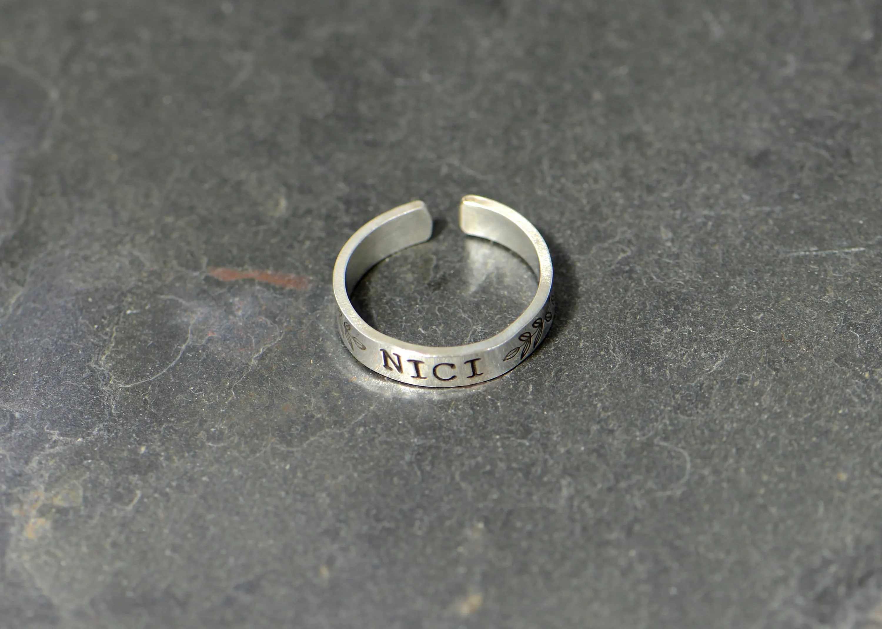 Personalized sterling silver name toe ring with leaf design
