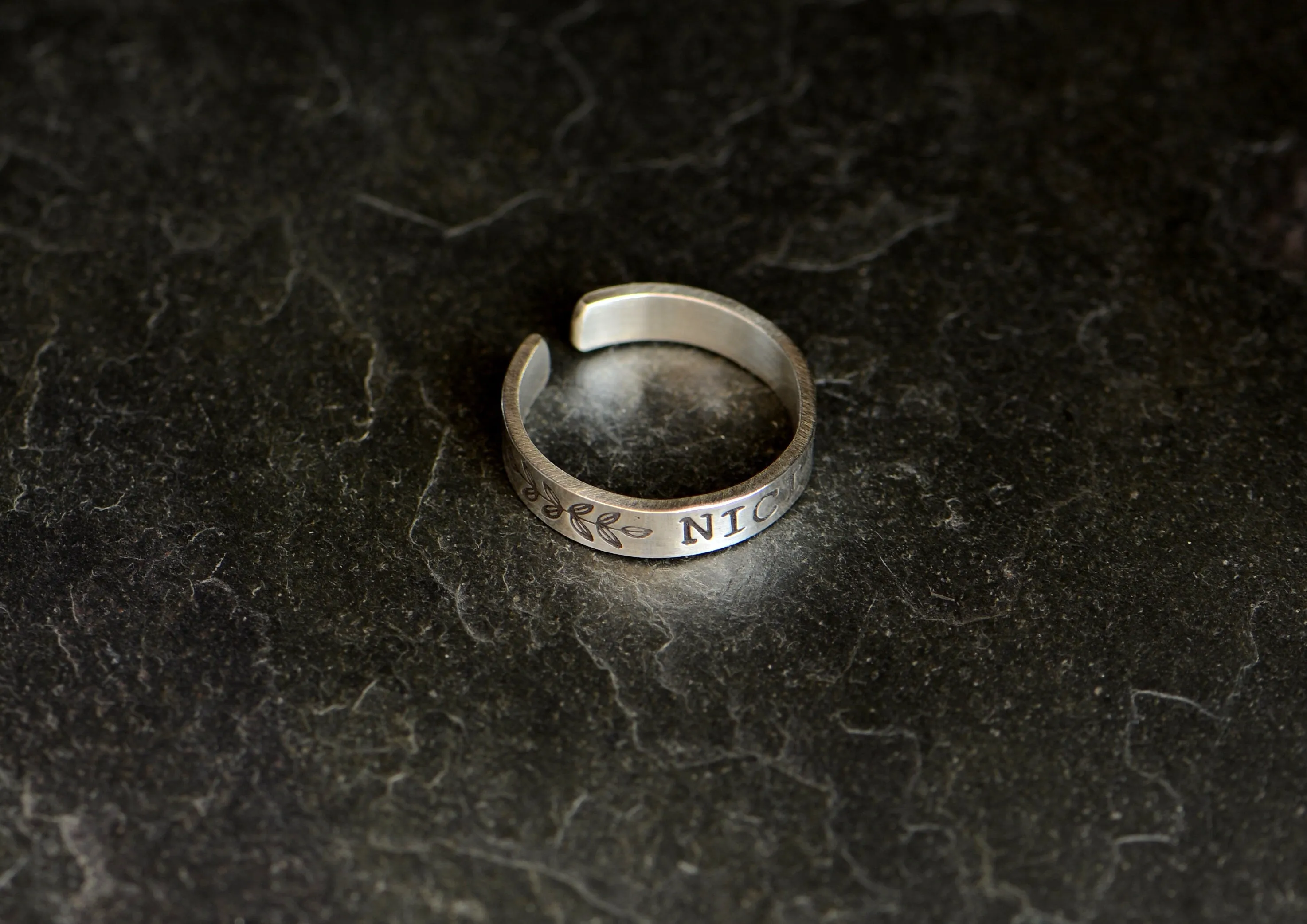Personalized sterling silver name toe ring with leaf design