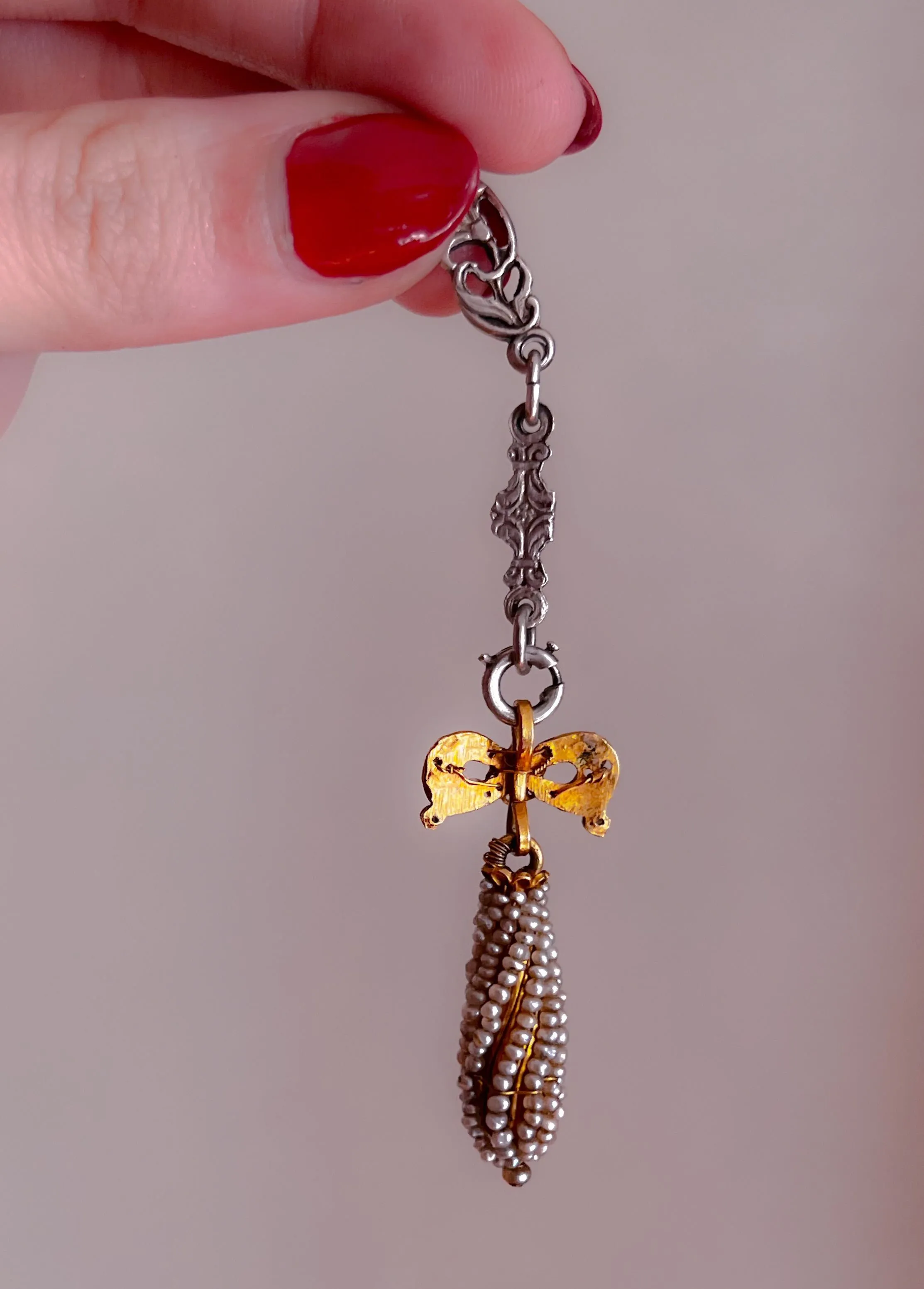 Sumptuous Early 18th C Pearl Bow with Torpedo Drop